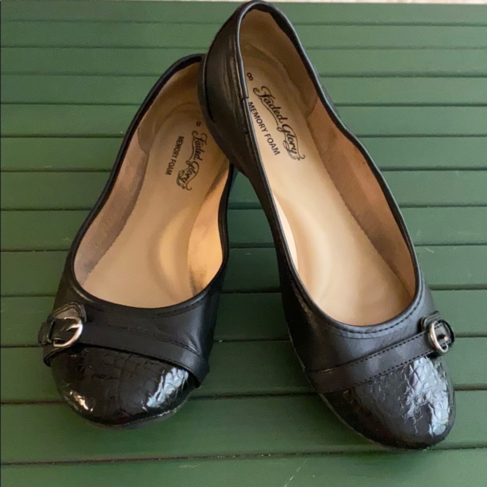 ✨3/$10✨Black Flats size 8